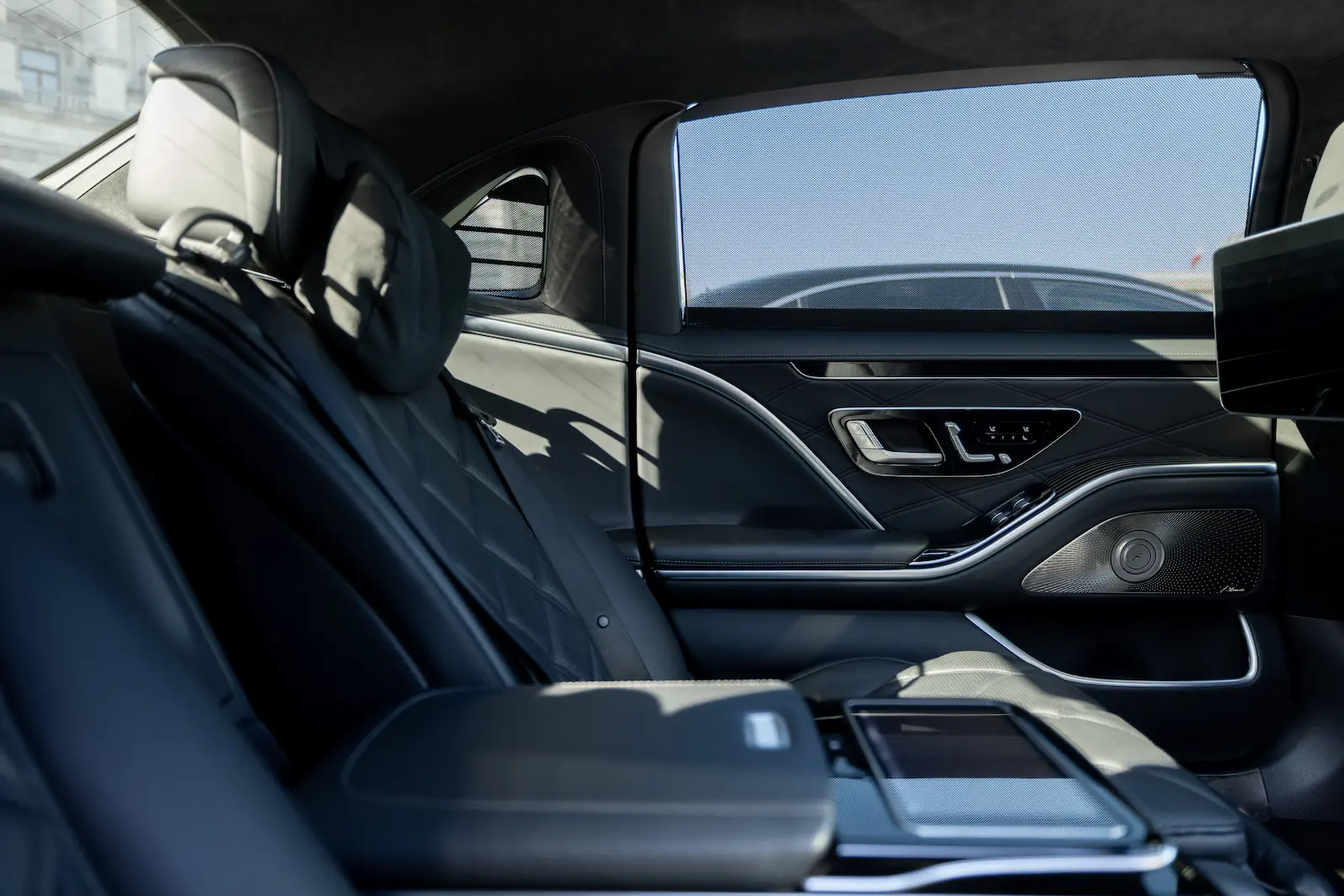 Der luxuriöse MB Maybach S Klasse Rücksitz mit hochwertigem Leder und moderner Türverkleidung im Innenraum.