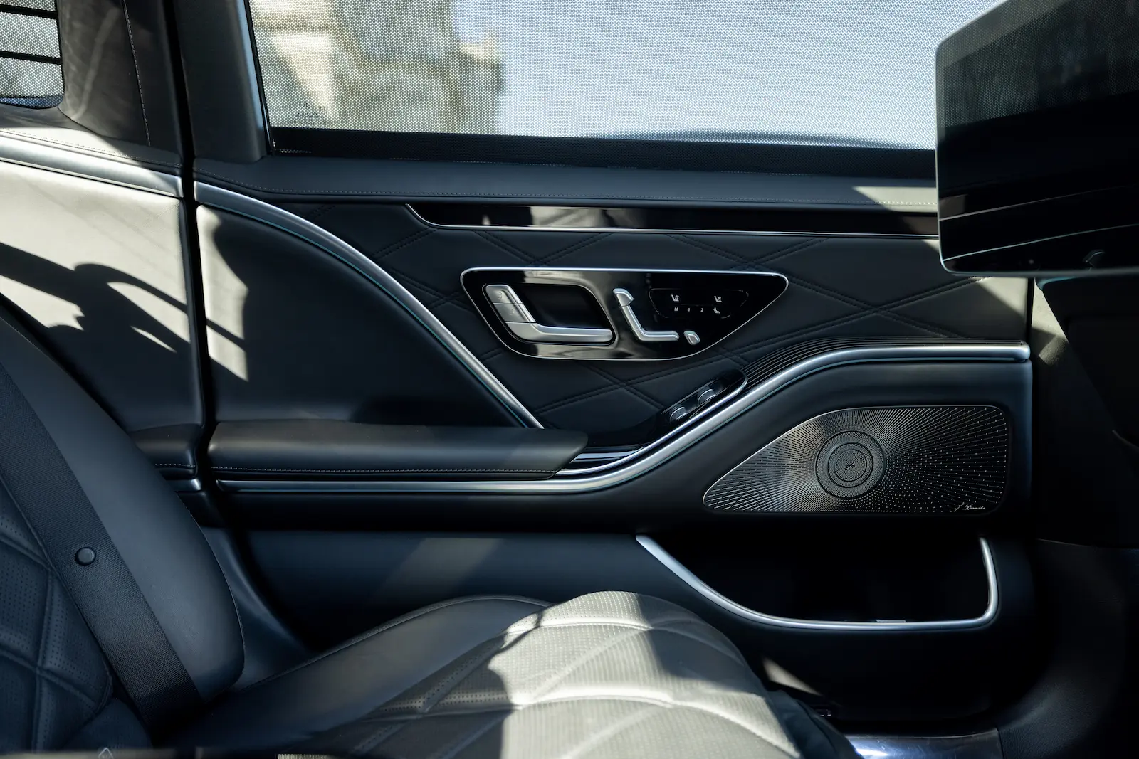Der luxuriöse MB Maybach S Klasse Rücksitz mit hochwertigem Leder und moderner Türverkleidung im Innenraum.