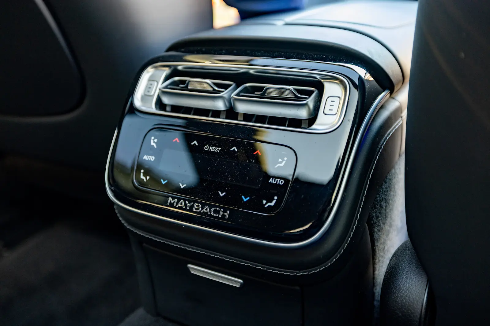 Der luxuriöse Innenraum der MB Maybach S Klasse mit modernem Bedienfeld und hochwertigen Materialien.