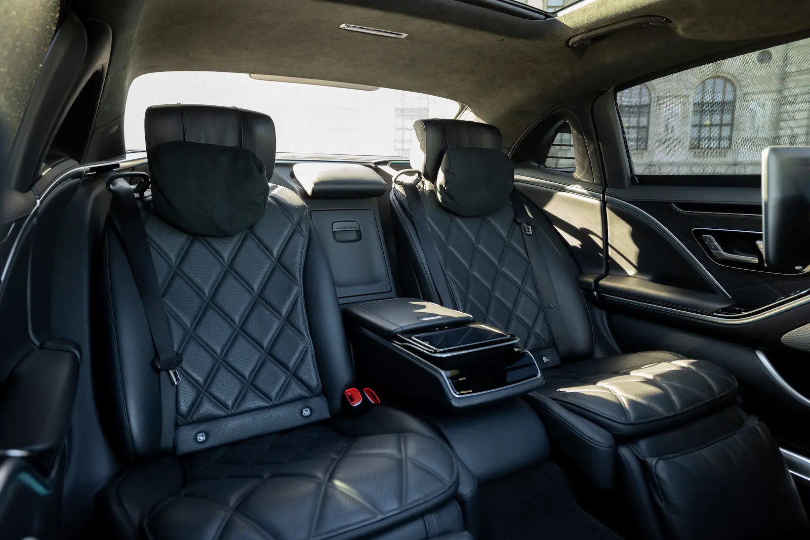 Luxuriöse MB Maybach Rücksitze, Rückansicht von innen mit schwarzen Ledersitzen und modernem Design.