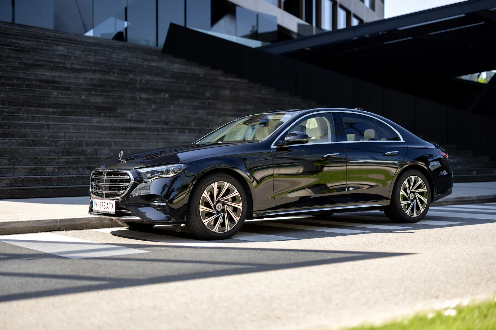 Mercedes S Class Side View Slide mit stilvollem Design, geparkt vor modernen Stufen, ideal für Luxusfahrzeuge.