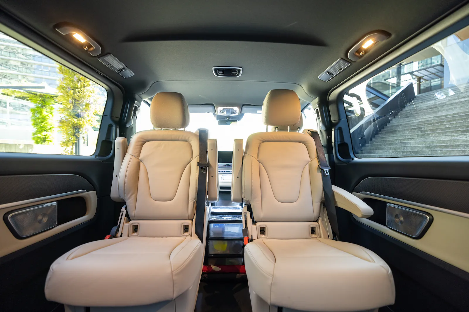 Komfortabler Mercedes-Benz Van, Rückansicht von innen mit cremefarbenen Ledersitzen und moderner Ausstattung.