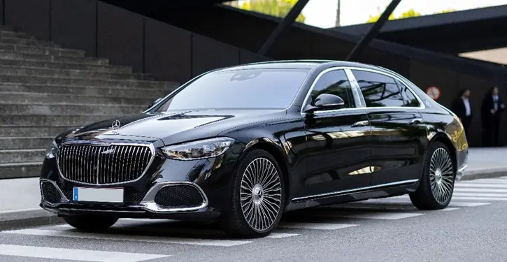 MB Maybach Front View Slider mit elegantem Design, geparkt vor modernen Stufen, perfekt für Luxusfahrzeuge.